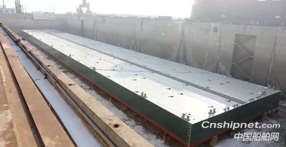 渤船重工109米自航甲板驳和220米抬浮箱同日实现下水节点