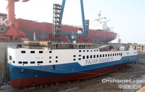 渤船重工109米自航甲板驳和220米抬浮箱同日实现下水节点