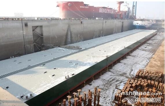 渤船重工109米自航甲板驳和220米抬浮箱同日实现下水节点