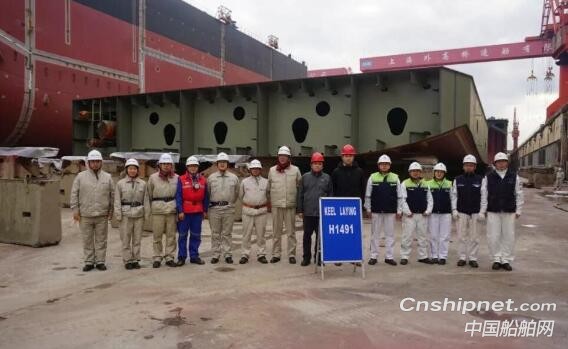 上海外高桥造船2艘18万吨系列散货船同日下坞