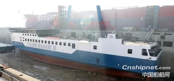 渤船重工109米自航甲板驳和220米抬浮箱同日实现下水节点