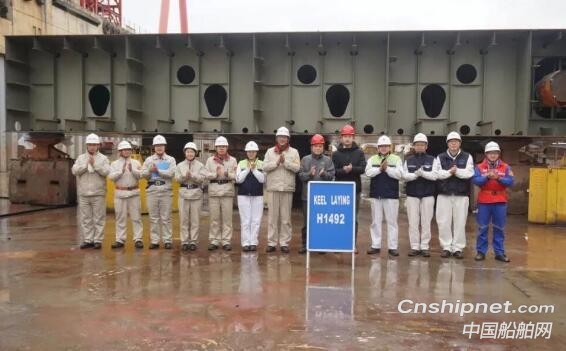 上海外高桥造船2艘18万吨系列散货船同日下坞