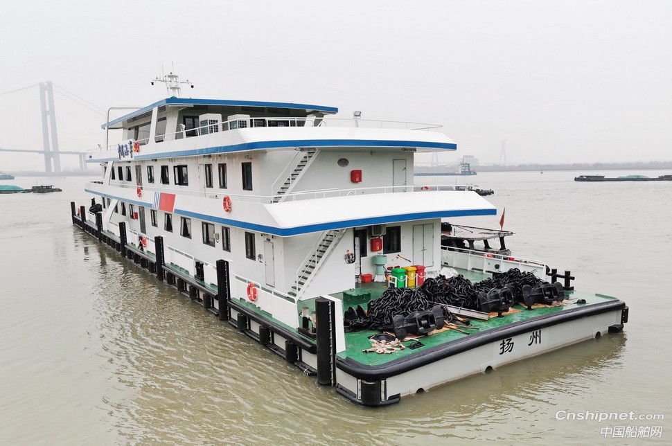 镇江船厂顺利出厂60米趸船第三艘