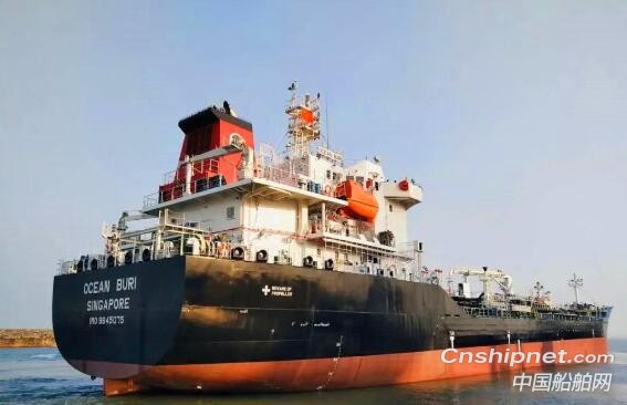 威海三进船业1.1万吨油化船“OCEAN BURI”顺利签字交付