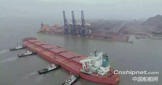 湄洲湾首艘30万吨级超大型散货船顺利进靠湄洲湾
