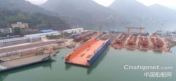 长江中上游最大浮船坞——“河牛号”浮船坞下水