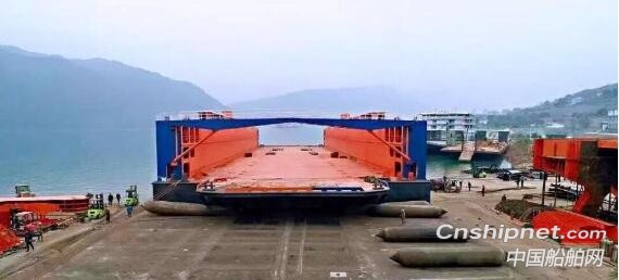 长江中上游最大浮船坞——“河牛号”浮船坞下水