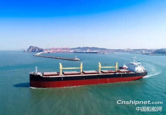 大连中远海运川崎2艘6.1万吨散货船分别交付