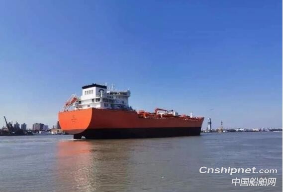 沪东中华49000吨化学品船4号船离开码头