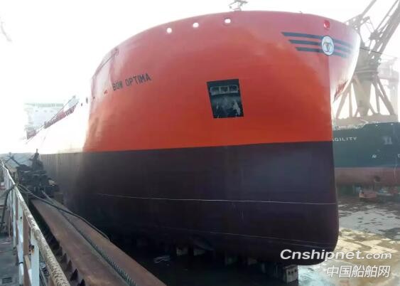 沪东中华49000吨化学品船和18600方加注船同日进坞