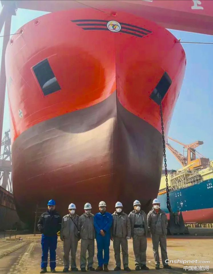 沪东中华49000吨化学品船顺利出坞
