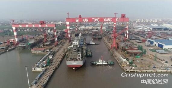 象屿海装2艘63500DWT散货船顺利出坞