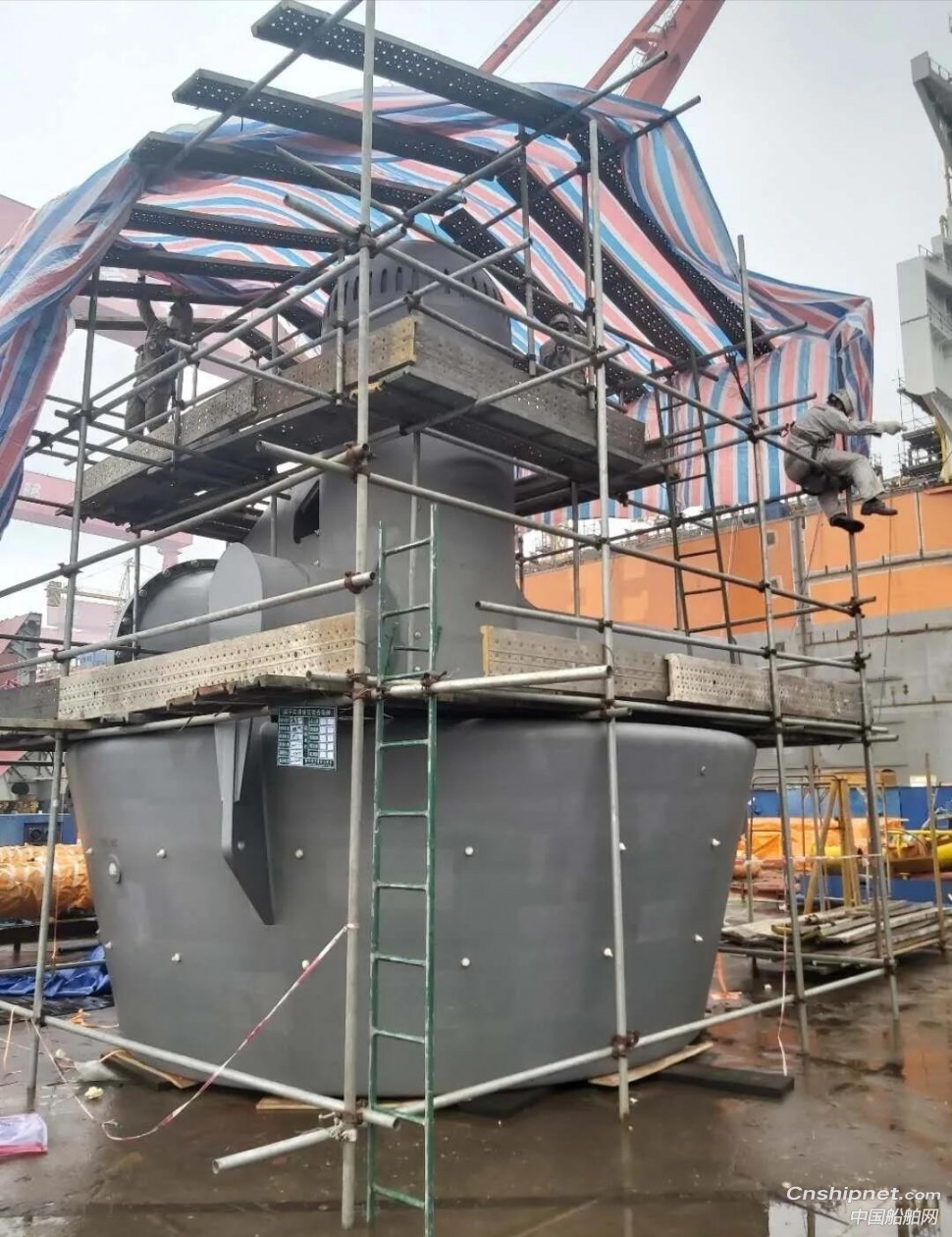 外高桥造船在建FPSO两台推进器顺利安装