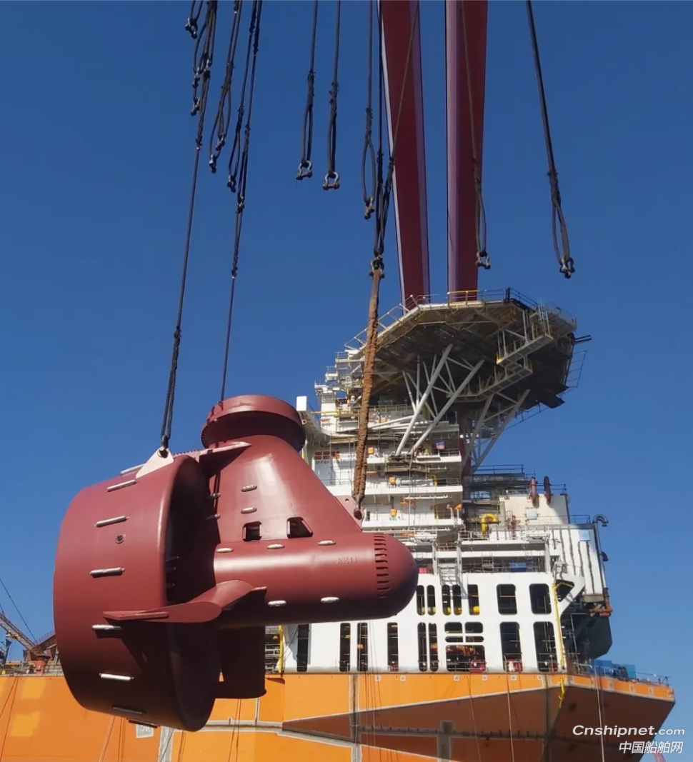 外高桥造船在建FPSO两台推进器顺利安装