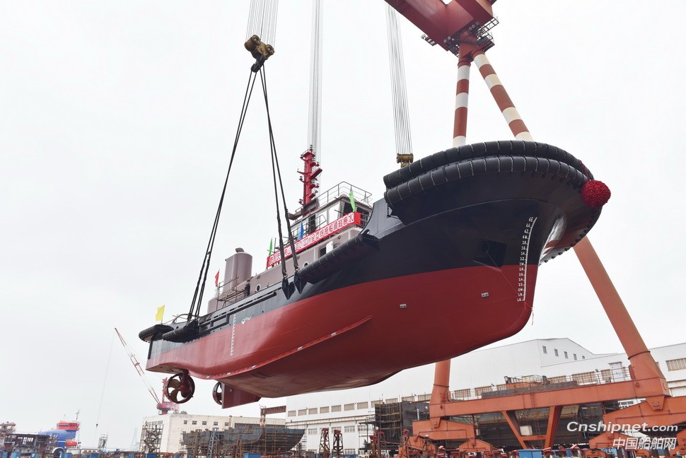 镇江船厂2646kW全回转拖船顺利吊装下水