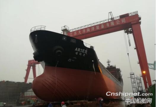 江苏大洋海装2艘6500DWT杂货船分别下水和上船台