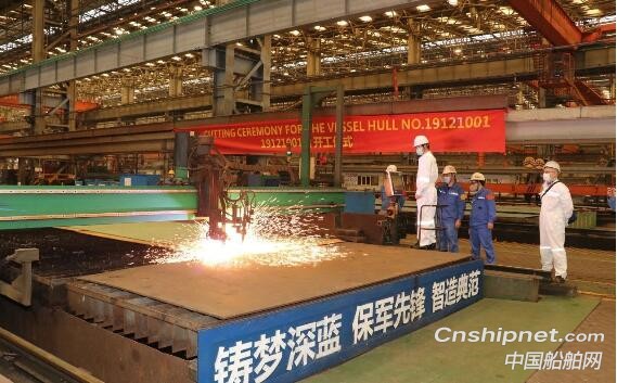 广船国际9.5万吨冰区散货船首制船开工