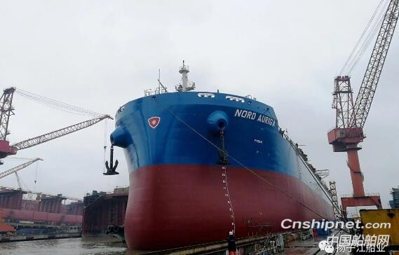 新扬子造船一艘82000DWT散货船顺利出坞