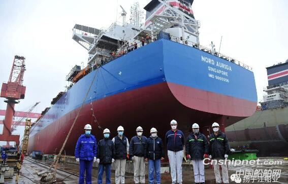 新扬子造船一艘82000DWT散货船顺利出坞