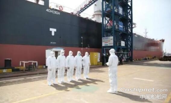 上海江南长兴造船三艘新船同时交付