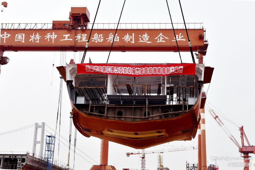 镇江船厂3680kW全回转拖船顺利搭载