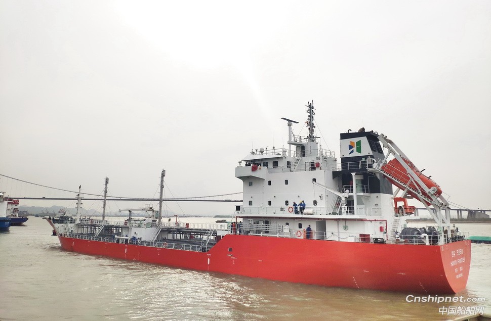 镇江船厂4900吨硫磺船试航凯旋