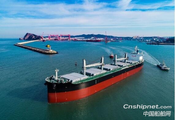 大连中远海运川崎2艘6.1万吨散货船命名交付