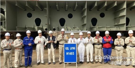 外高桥造船两艘散货船同日下坞