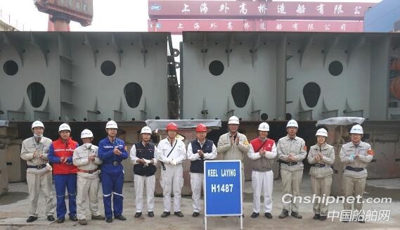 外高桥造船两艘散货船同日下坞