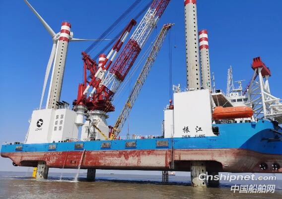 国内首座1200吨自升式风电安装平台“振江”号吊装完成