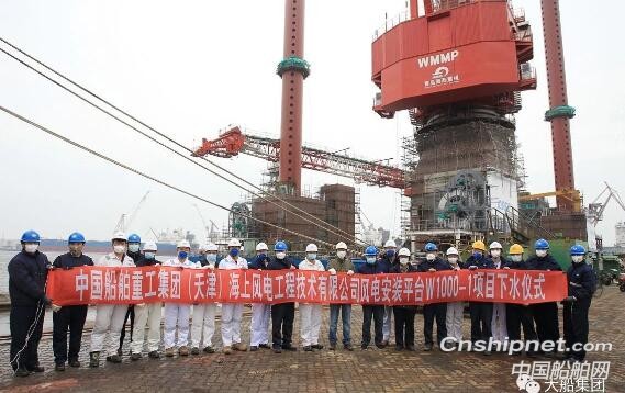 山船重工一海上风电安装平台一散货船同时按期下水出坞