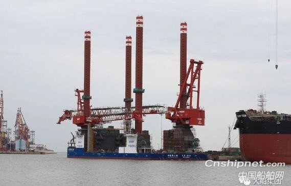 山船重工一海上风电安装平台一散货船同时按期下水出坞