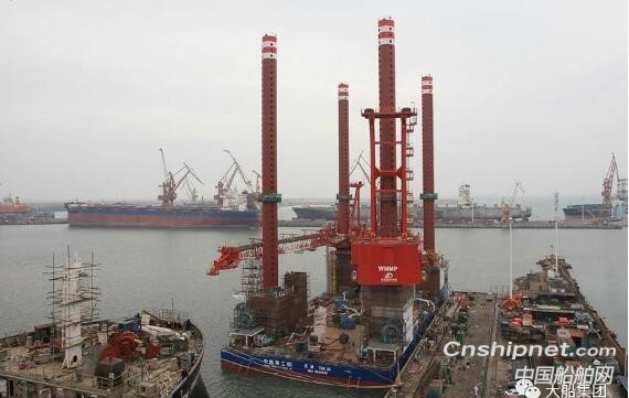 山船重工一海上风电安装平台一散货船同时按期下水出坞