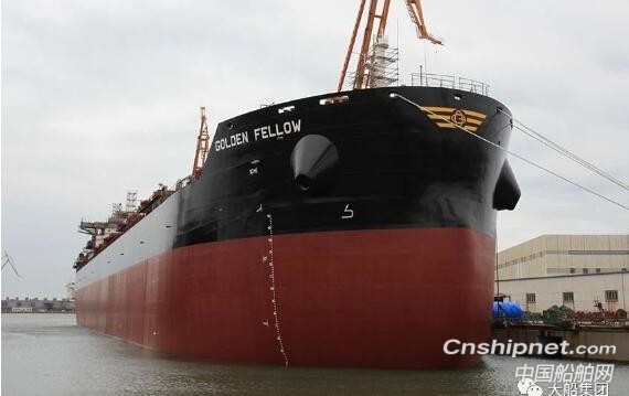 山船重工一海上风电安装平台一散货船同时按期下水出坞