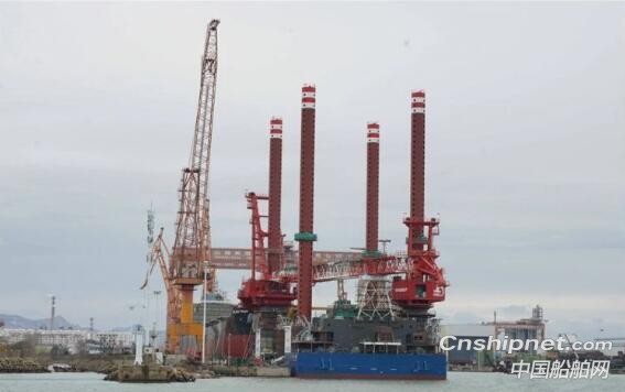 山海关船舶重工海上风电安装平台下水出坞