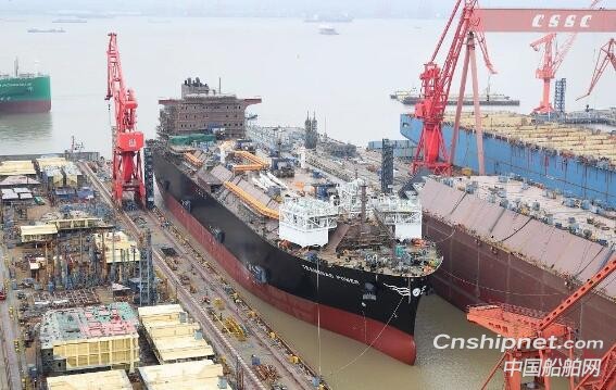 全球最先进国内首款大型浮式LNG存储及再气化装置如期出坞