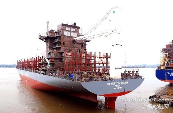 黄埔文冲600FEU系列船3#船顺利出坞