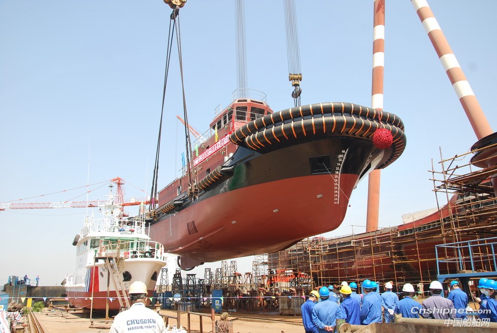 镇江船厂2942kW全回转拖轮顺利吊装下水