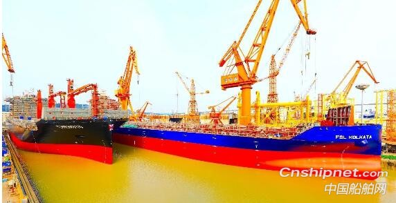 黄埔文冲两船同时出坞