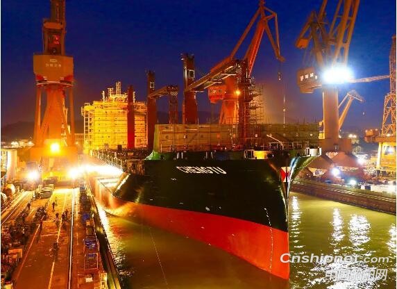 黄埔文冲两船同时出坞