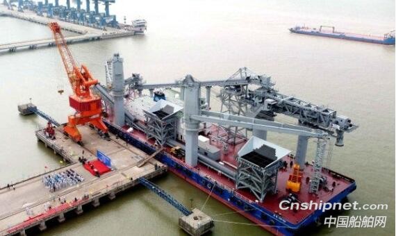 江苏鼎盛重工中远海运109米起重船过驳平台交付