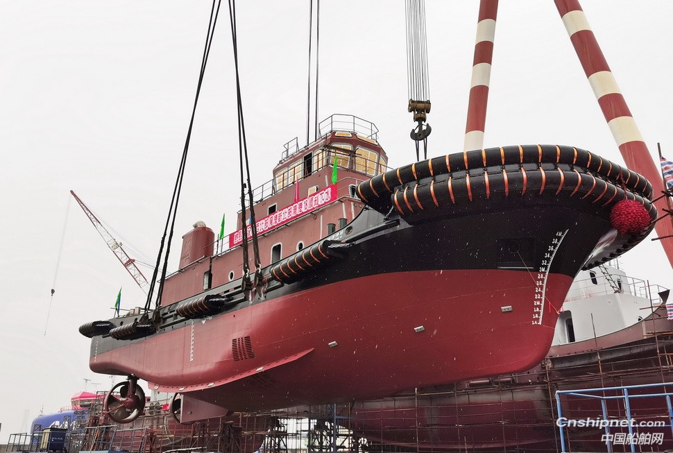 镇江船厂一艘2942kW全回转拖轮顺利吊装下水