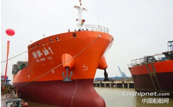 扬州金陵同日一化学品船一成品油船分别进坞和下水