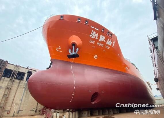 扬州金陵同日一化学品船一成品油船分别进坞和下水