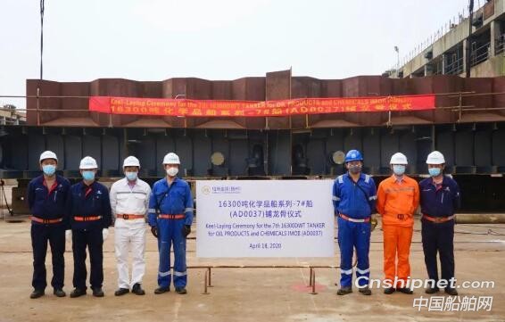 扬州金陵同日一化学品船一成品油船分别进坞和下水