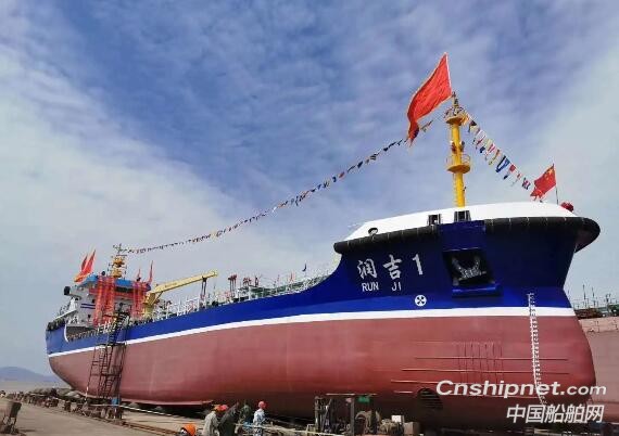 舟山和泰船厂5000DWT双底双壳专业供油船顺利下水