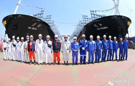 扬子江集团首制2艘12690TEU集装箱船顺利出坞