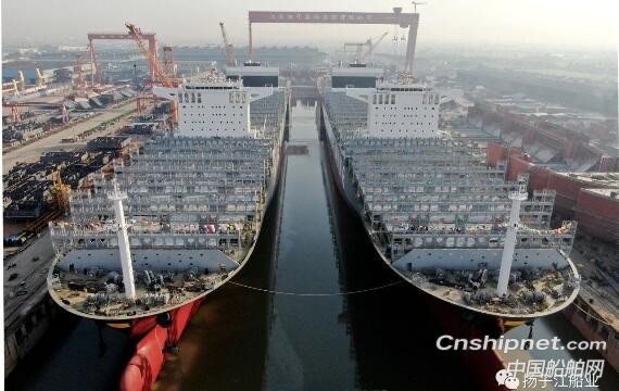 扬子江集团首制2艘12690TEU集装箱船顺利出坞