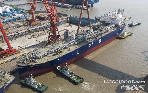 江南造船同日实现两船出坞两船起浮