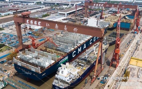 江南造船同日实现两船出坞两船起浮